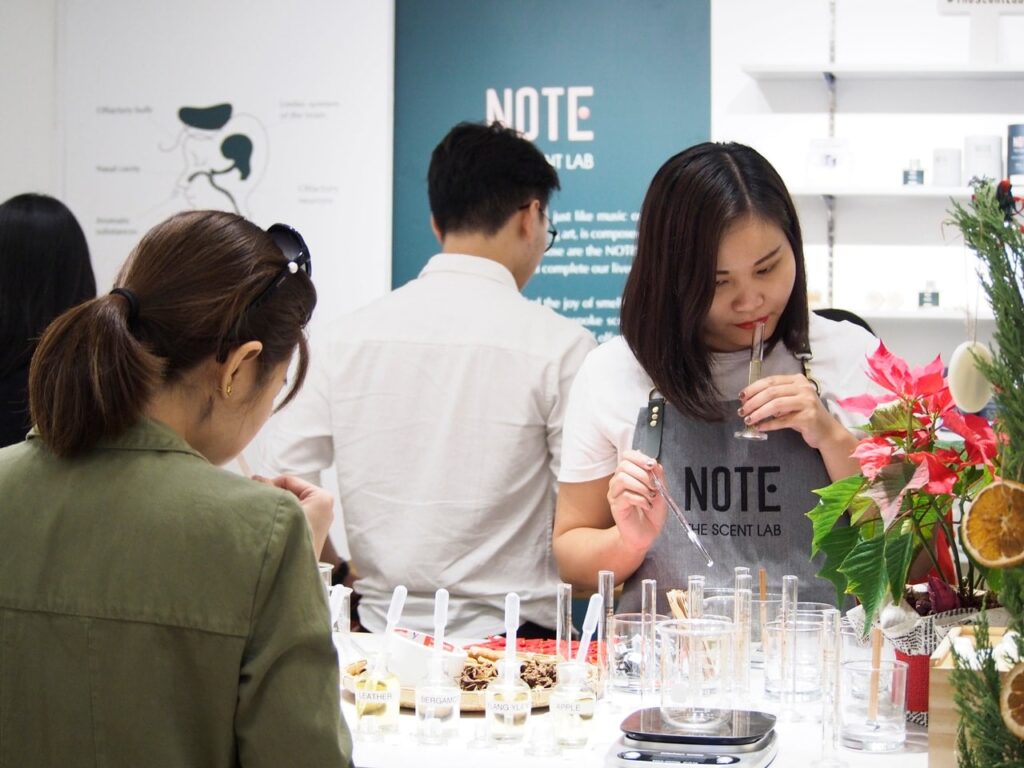 NOTE - The Scent Lab được thành lập bởi đội ngũ đam mê khoa học - nghệ thuật với mong muốn đem đến những trải nghiệm mùi hương độc đáo